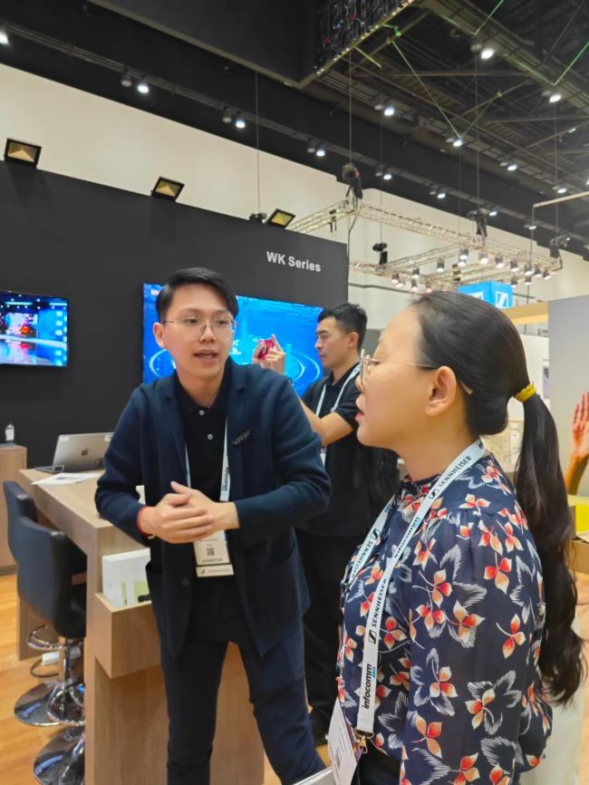 ҕ˴ΔyGXIIWKȶСgLEDذƷxR̓MĔz(chung)½QInfoComm Asia
